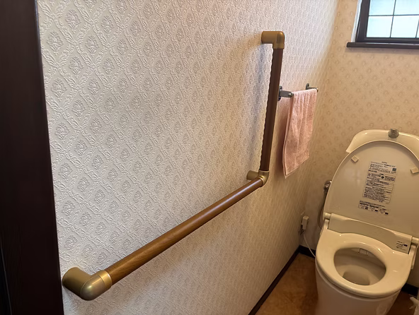 トイレL字手すり取付工事の施工例