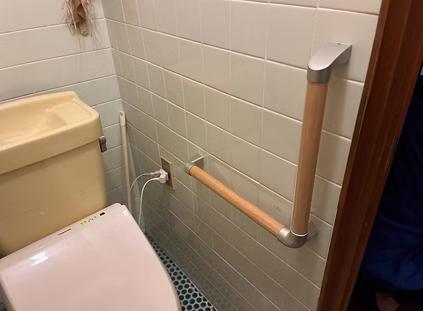 トイレタイル壁手すり取付工事の施工例2