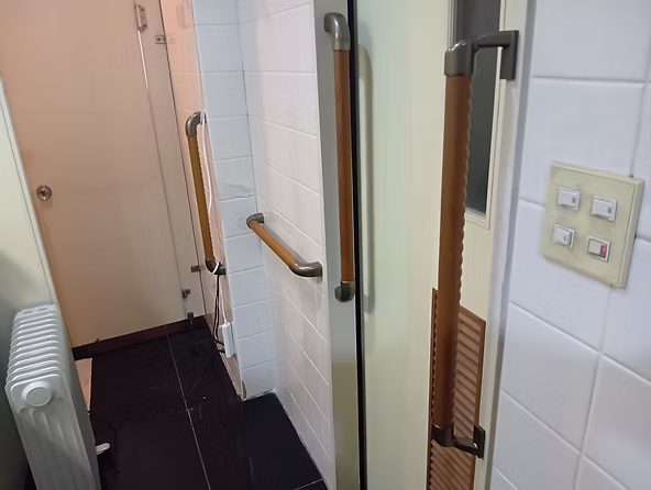 屋外縦型手すり取付工事の施工例2